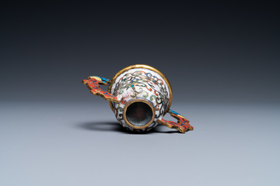 Een Chinese cloisonn&eacute; kop en schotel met lotusslingers, 18/19e eeuw