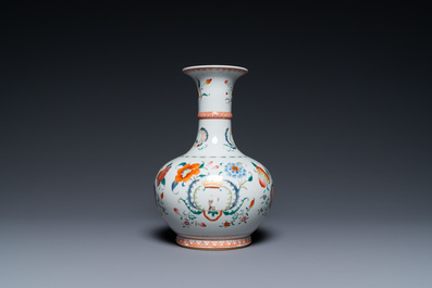 Une verseuse de type kendi en porcelaine de Chine famille rose &agrave; d&eacute;cor 'Pompadour',  Yongzheng/Qianlong