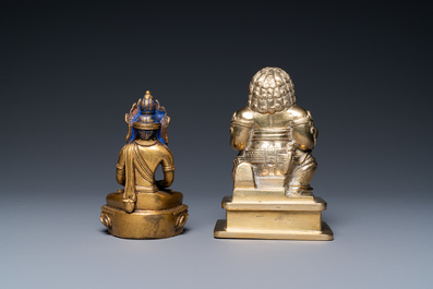 Een Sino-Tibetaanse vergulde bronzen Boeddha Amitayus en een Indische messing figuur, 18/19e eeuw