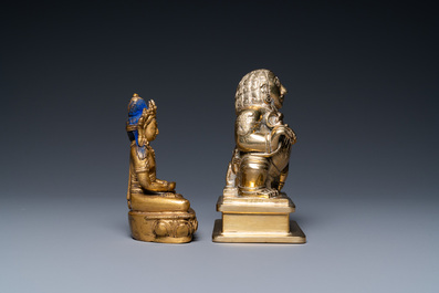 Een Sino-Tibetaanse vergulde bronzen Boeddha Amitayus en een Indische messing figuur, 18/19e eeuw