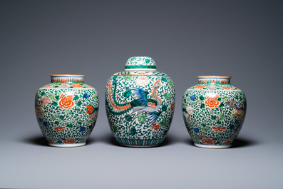 Une paire de vases et un pot couvert en porcelaine de Chine wucai, 19&egrave;me