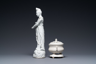 Een Chinese Dehua blanc de Chine figuur van Guanyin en een wierookbrander, 18/19e eeuw
