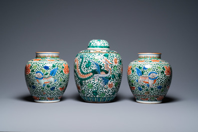 Une paire de vases et un pot couvert en porcelaine de Chine wucai, 19&egrave;me