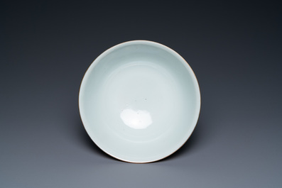 Un bol en porcelaine de Chine famille rose &agrave; d&eacute;cor de grues et d'un ph&eacute;nix, marque de Qianlong, 18/19&egrave;me