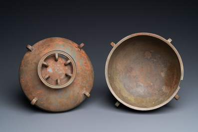 A Chinese bronze ritual tripod 'zhan' food vessel and cover, middle to late Spring and Autumn period