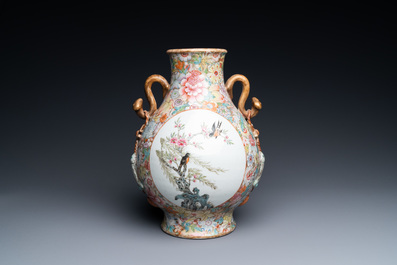 Un vase de forme 'hu' en porcelaine de Chine famille rose &agrave; d&eacute;cor millefleurs, marque de Qianlong, R&eacute;publique