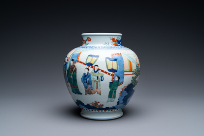 Un vase de forme globulaire en porcelaine de Chine wucai &agrave; d&eacute;cor narratif, 19/20&egrave;me