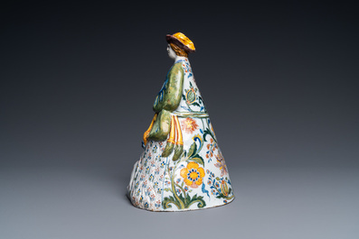 Une cloche de table en forme d'une femme sur une vache en fa&iuml;ence polychrome de Delft, 18&egrave;me