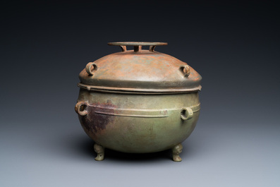 A Chinese bronze ritual tripod 'zhan' food vessel and cover, middle to late Spring and Autumn period