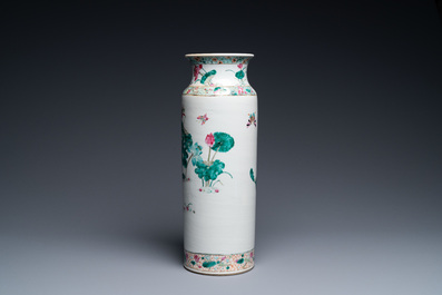 Un vase de forme rouleau en porcelaine de Chine famille rose &agrave; d&eacute;cor de papillons et de grues, 19&egrave;me