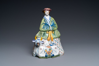 Une cloche de table en forme d'une femme sur une vache en fa&iuml;ence polychrome de Delft, 18&egrave;me