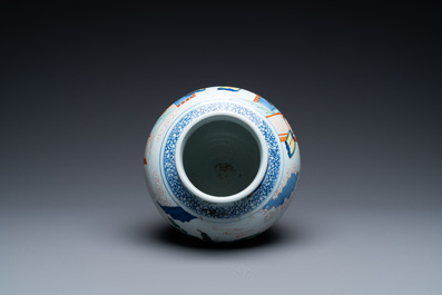 Un vase de forme globulaire en porcelaine de Chine wucai &agrave; d&eacute;cor narratif, 19/20&egrave;me