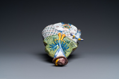 Une cloche de table en forme d'une femme sur une vache en fa&iuml;ence polychrome de Delft, 18&egrave;me