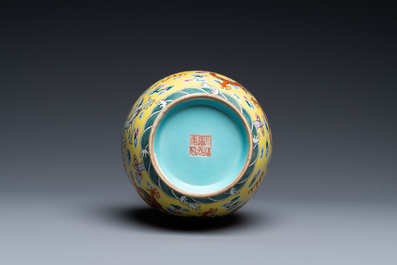 Un vase en porcelaine de Chine famille rose &agrave; d&eacute;cor de dragons sur fond jaune, marque de Daoguang, 19/20&egrave;me