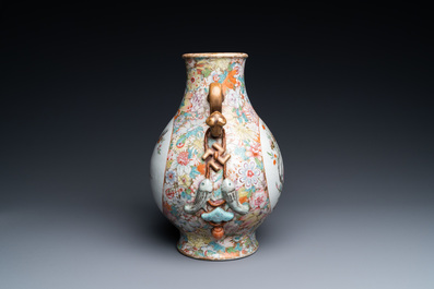 Un vase de forme 'hu' en porcelaine de Chine famille rose &agrave; d&eacute;cor millefleurs, marque de Qianlong, R&eacute;publique