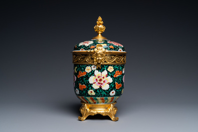 Un bol couvert en porcelaine de Chine famille noire &agrave; monture en bronze dor&eacute;, Qianlong
