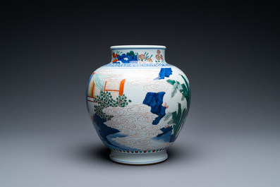 Un vase de forme globulaire en porcelaine de Chine wucai &agrave; d&eacute;cor narratif, 19/20&egrave;me