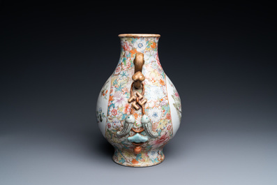 Un vase de forme 'hu' en porcelaine de Chine famille rose &agrave; d&eacute;cor millefleurs, marque de Qianlong, R&eacute;publique