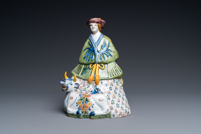 Une cloche de table en forme d'une femme sur une vache en fa&iuml;ence polychrome de Delft, 18&egrave;me