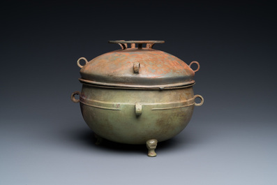 A Chinese bronze ritual tripod 'zhan' food vessel and cover, middle to late Spring and Autumn period