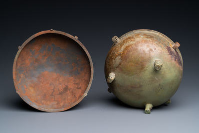 A Chinese bronze ritual tripod 'zhan' food vessel and cover, middle to late Spring and Autumn period