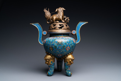 Een grote Chinese driepotige cloisonn&eacute; wierookbrander met deksel, 19e eeuw