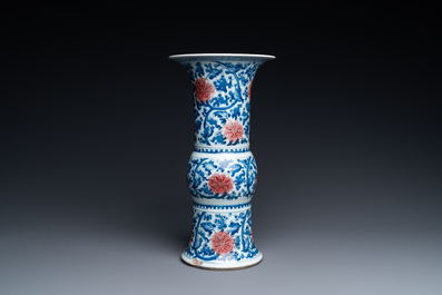 Un vase de forme 'gu' en porcelaine de Chine en bleu, blanc et rouge de cuivre, Kangxi