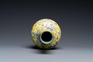 Un vase en porcelaine de Chine famille rose &agrave; d&eacute;cor de dragons sur fond jaune, marque de Daoguang, 19/20&egrave;me