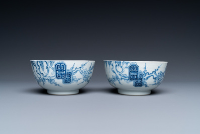 Une paire de bols en porcelaine de Chine 'Bleu de Hue' pour le Vietnam, marque 'La collection de Roushen', 19&egrave;me
