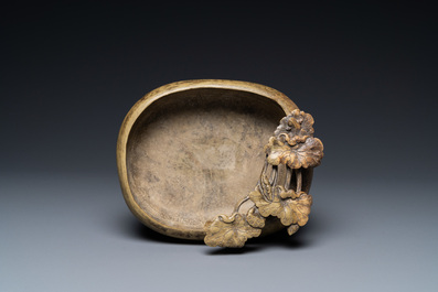 Een Chinese 'duan' stenen penselenwasser met inscriptie 心静能寿 en Shi Ru merk, 17e eeuw