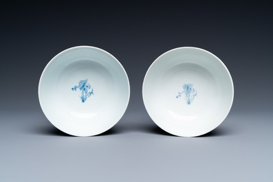 Une paire de bols en porcelaine de Chine 'Bleu de Hue' pour le Vietnam, marque 'La collection de Roushen', 19&egrave;me
