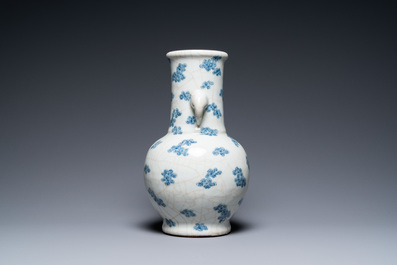Een Chinese blauw-witte craquel&eacute; vaas met prunusbloesems, 18/19e eeuw