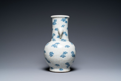 Un vase en porcelaine de Chine en bleu et blanc &agrave; d&eacute;cor de fleurs de prunus sur un fond craquel&eacute;, 18/19&egrave;me
