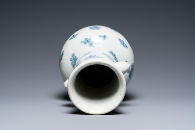 Un vase en porcelaine de Chine en bleu et blanc &agrave; d&eacute;cor de fleurs de prunus sur un fond craquel&eacute;, 18/19&egrave;me