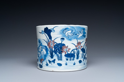 Un grand pot &agrave; pinceaux en porcelaine de Chine en bleu, blanc et rouge de fer, 19&egrave;me