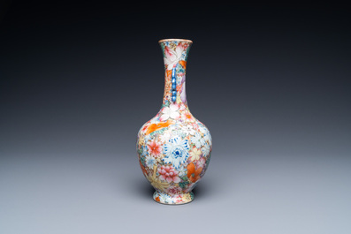 Un vase en porcelaine de Chine famille rose &agrave; d&eacute;cor millefleurs, marque de Qianlong, R&eacute;publique