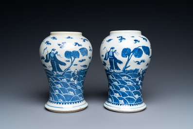 Een paar Chinese 'Bleu de Hue' vazen voor de Vietnamese markt, merk van Koning Kai Dinh, 1921-1924