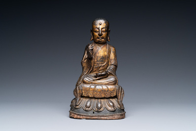 Een Chinese vergulde bronzen figuur van Boeddha, Ming