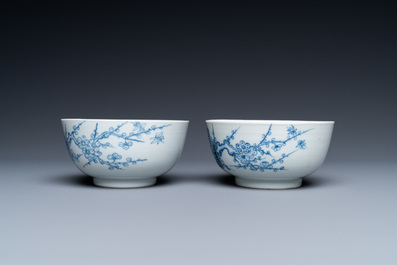 Une paire de bols en porcelaine de Chine 'Bleu de Hue' pour le Vietnam, marque 'La collection de Roushen', 19&egrave;me