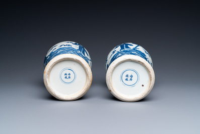 Une paire de vases en porcelaine de Chine 'Bleu de Hue' pour le Vietnam, marque du Roi Kai Dinh, 1921-1924