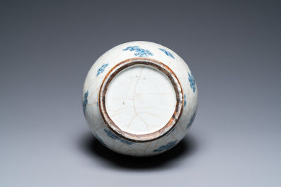 Un vase en porcelaine de Chine en bleu et blanc &agrave; d&eacute;cor de fleurs de prunus sur un fond craquel&eacute;, 18/19&egrave;me