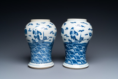 Une paire de vases en porcelaine de Chine 'Bleu de Hue' pour le Vietnam, marque du Roi Kai Dinh, 1921-1924