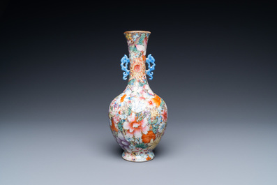 Un vase en porcelaine de Chine famille rose &agrave; d&eacute;cor millefleurs, marque de Qianlong, R&eacute;publique