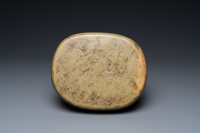 Een Chinese 'duan' stenen penselenwasser met inscriptie 心静能寿 en Shi Ru merk, 17e eeuw