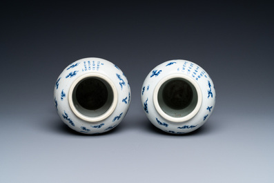Une paire de vases en porcelaine de Chine 'Bleu de Hue' pour le Vietnam, marque du Roi Kai Dinh, 1921-1924