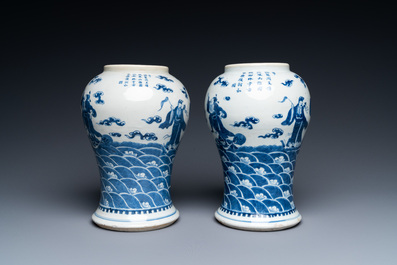 Een paar Chinese 'Bleu de Hue' vazen voor de Vietnamese markt, merk van Koning Kai Dinh, 1921-1924