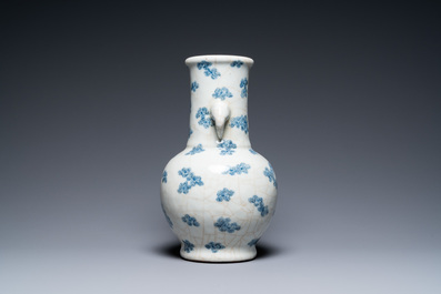 Een Chinese blauw-witte craquel&eacute; vaas met prunusbloesems, 18/19e eeuw
