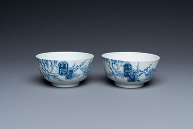 Une paire de bols en porcelaine de Chine 'Bleu de Hue' pour le Vietnam, marque 'La collection de Roushen', 19&egrave;me