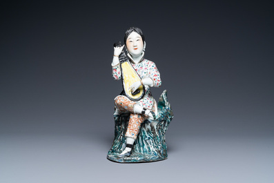 Une figure d'une musicienne en porcelaine de Chine famille rose, marque Fu Jian Hui Guan, R&eacute;publique