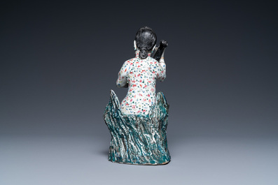 Une figure d'une musicienne en porcelaine de Chine famille rose, marque Fu Jian Hui Guan, R&eacute;publique